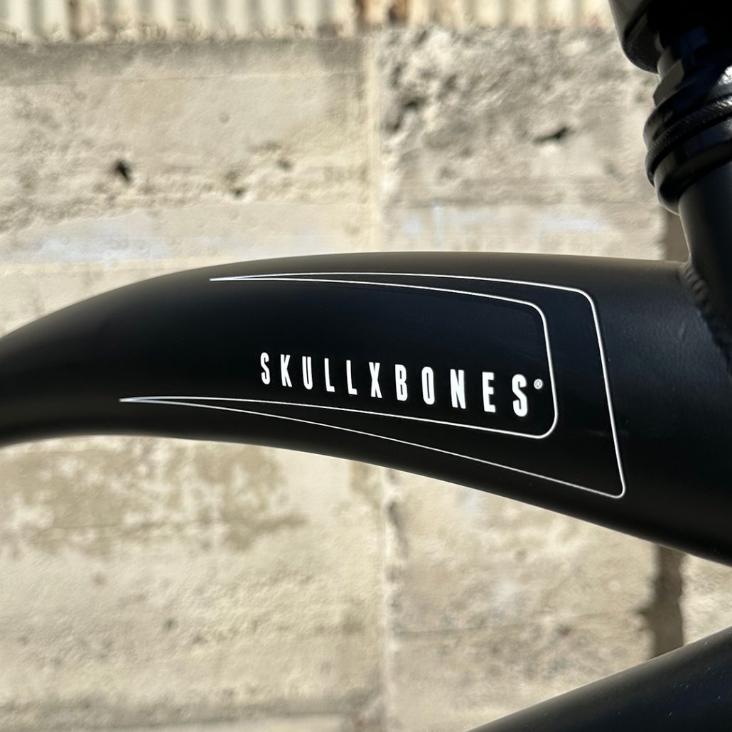 HBBC SKULLXBONES Downtown – FLAT BLACK